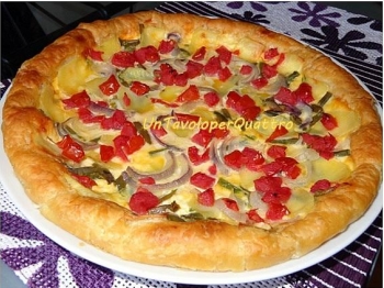 Pizza di pasta sfoglia con il cornicione ripieno